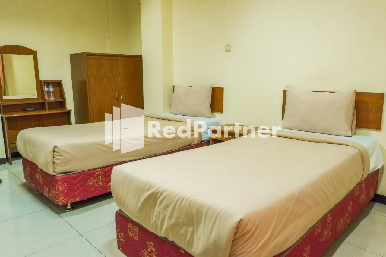 Grand Kembar Hotel Mitra Reddoorz Bandung Exterior foto