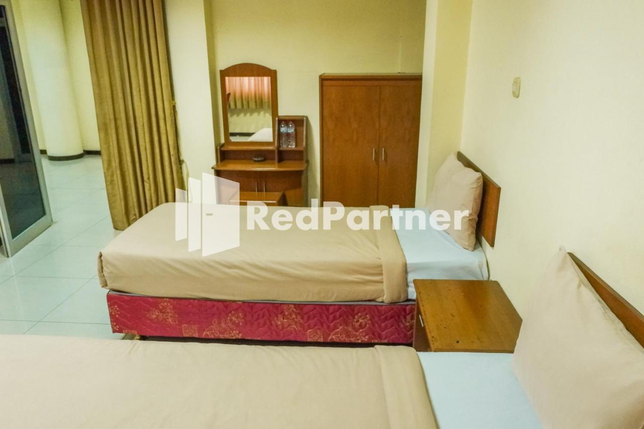 Grand Kembar Hotel Mitra Reddoorz Bandung Exterior foto