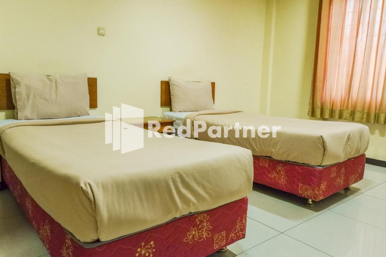 Grand Kembar Hotel Mitra Reddoorz Bandung Exterior foto