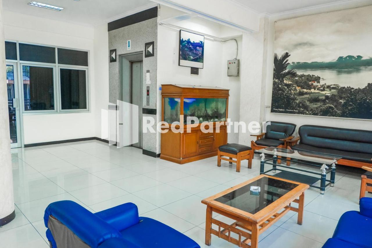 Grand Kembar Hotel Mitra Reddoorz Bandung Exterior foto