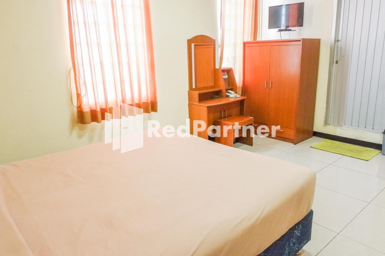 Grand Kembar Hotel Mitra Reddoorz Bandung Exterior foto