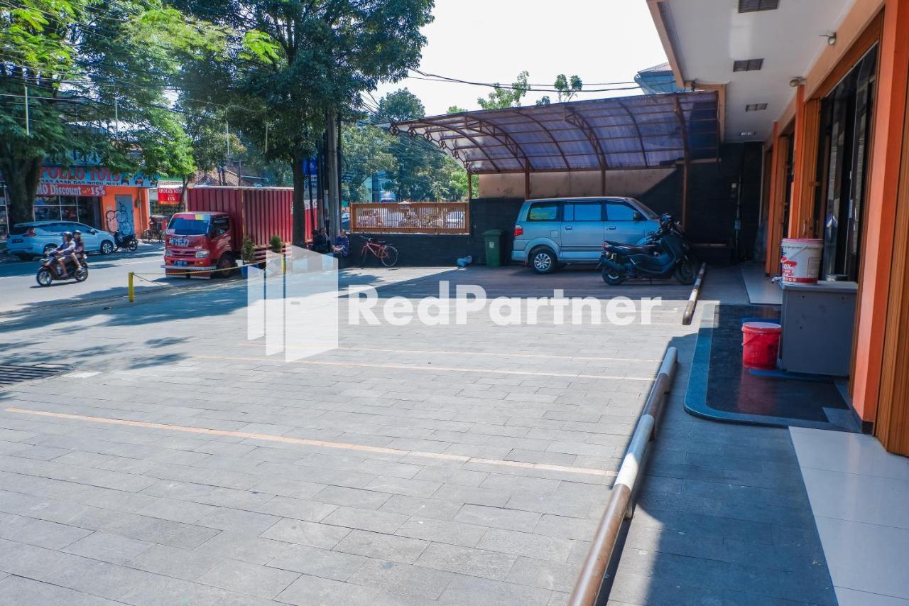 Grand Kembar Hotel Mitra Reddoorz Bandung Exterior foto