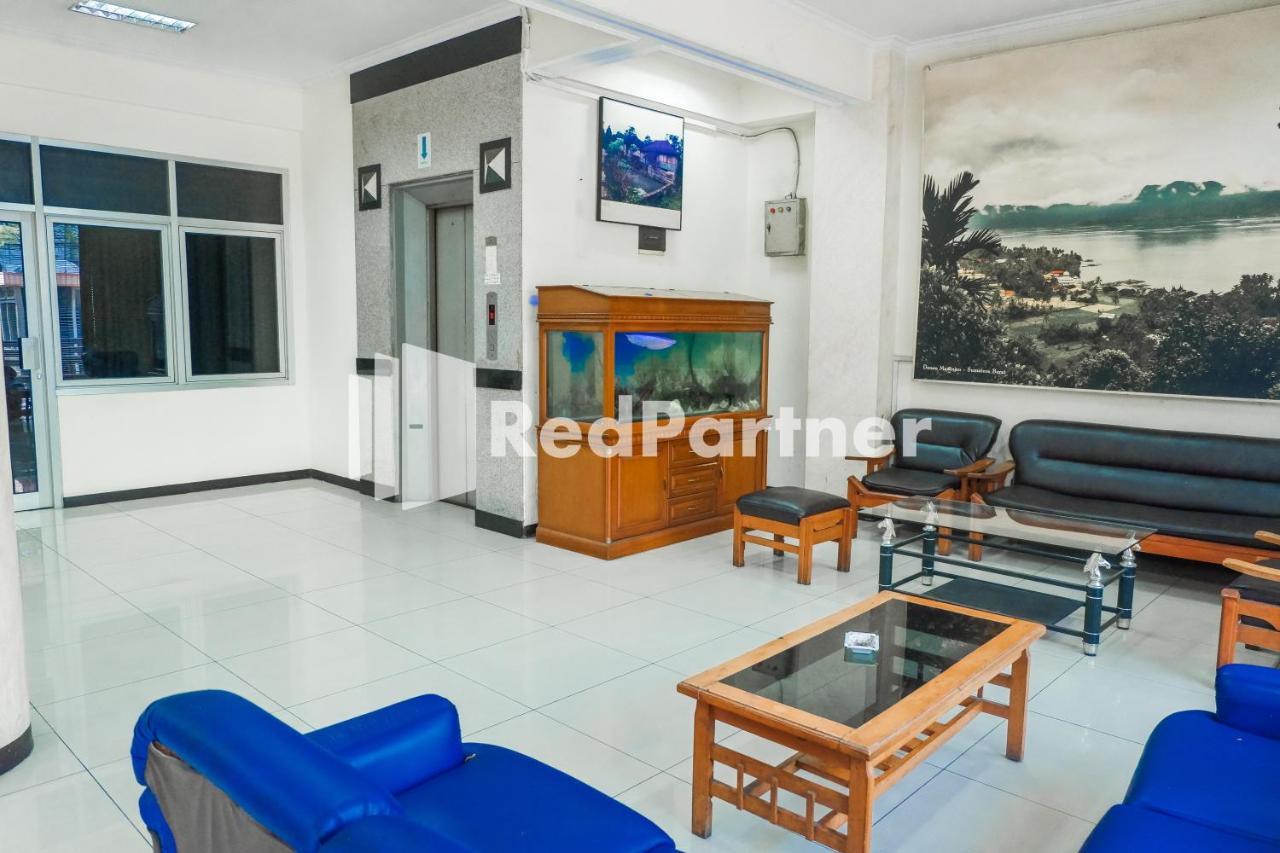 Grand Kembar Hotel Mitra Reddoorz Bandung Exterior foto