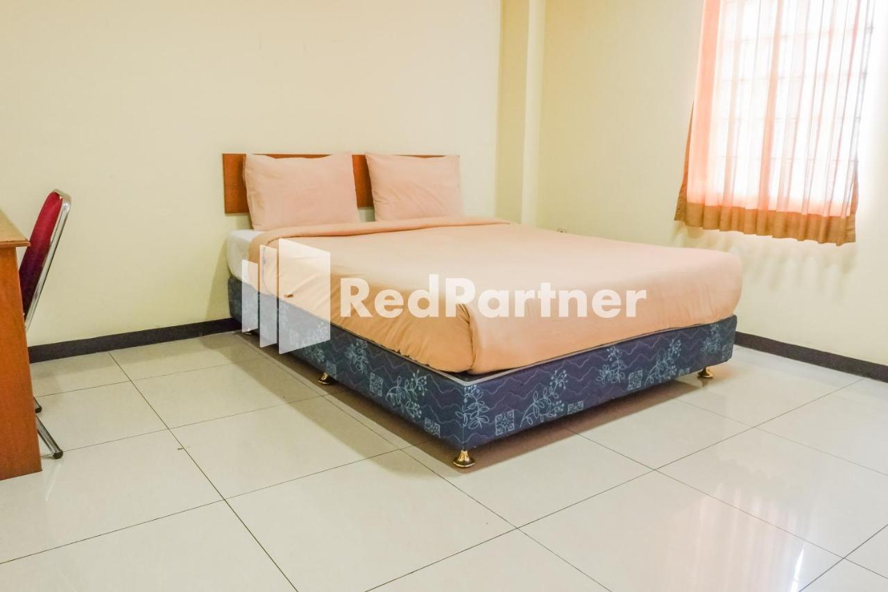 Grand Kembar Hotel Mitra Reddoorz Bandung Exterior foto